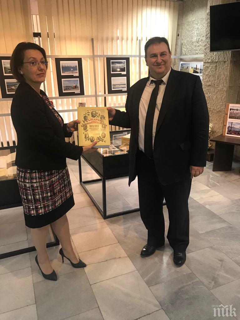 Евродепутат от ГЕРБ дари книги на варненската библиотека
