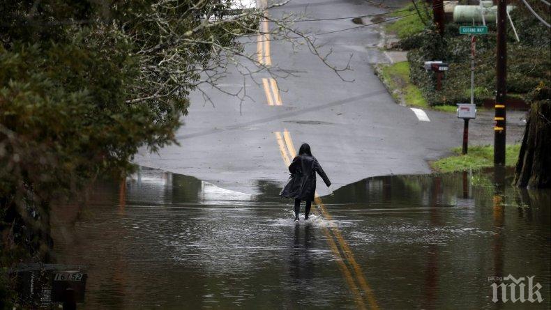 ПОТОП В САЩ! Проливни дъждове и силен вятър връхлетяха Калифорния, има жертва