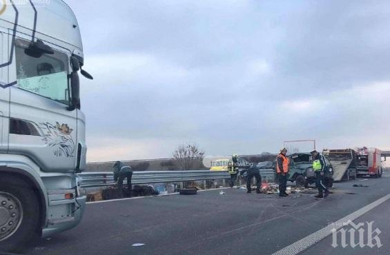 ТЕЖКА КАТАСТРОФА НА ТРАКИЯ Камион нацели отзад джип (СНИМКИ)