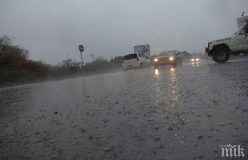 Невиждани от десетилетия дъждове заливат Кипър