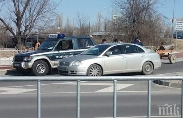 НЕРАВНА БИТКА: Полицията в Пловдив хвърли джипове срещу каруците на пътя