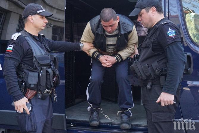 Доведоха окован в съда убиеца от Езерово (СНИМКИ)