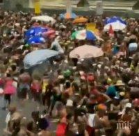 ЛУДОСТ В РИО: Масов бой и безредици по време на карнавала (ВИДЕО)