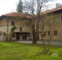 Пускат туристи в двореца 