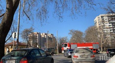 пълен абсурд пожарна сирени чака влака прелез видео