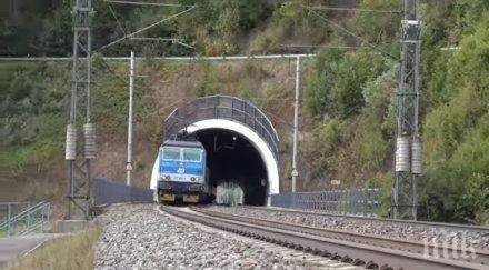 последните минути челен сблъсък два влака чехия пострадали видео снимки