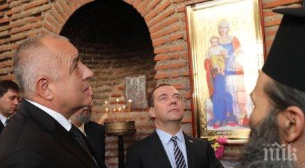 борисов медведев запалиха свещи ротондата георги снимки