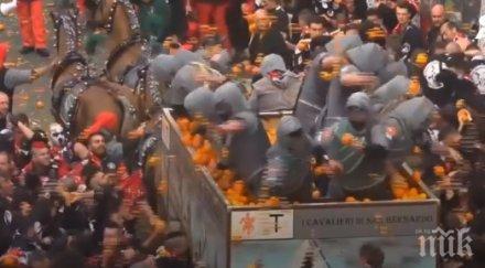 бой портокали карнавал италия празнуват победата злото видео снимки