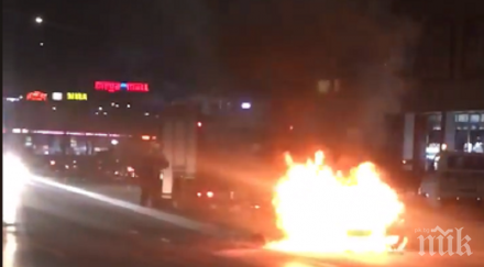 пик огнен ужас люлин кола пламна оживен булевард метри бензиностанция снимки