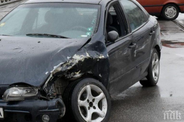 ВНИМАВАЙТЕ: Чужденци в схеми на пътя! Прибират пари за леки катастрофи