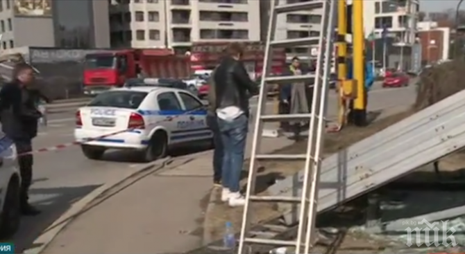 ОТ ПОСЛЕДНИТЕ МИНУТИ: Билборд падна в София, има ранен