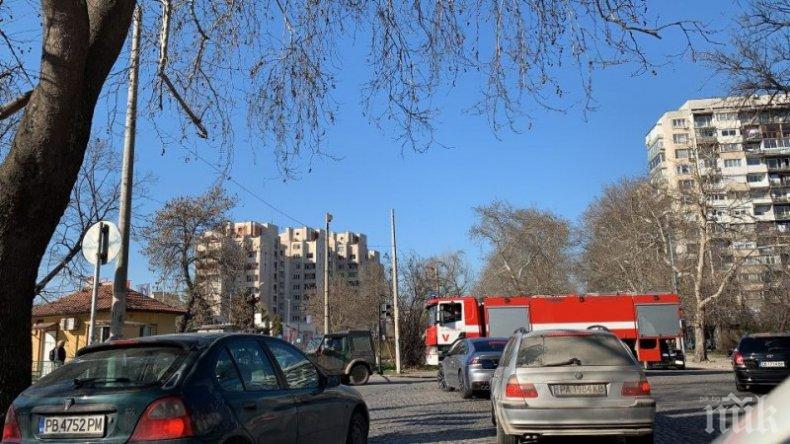 ПЪЛЕН АБСУРД: Пожарна със сирени чака влака на прелез (ВИДЕО)