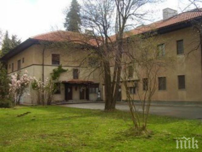 Пускат туристи в двореца Кричим