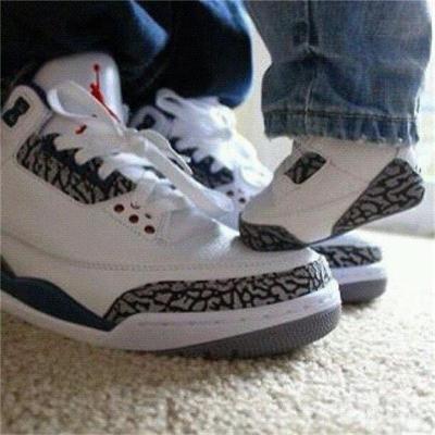 Митницата отвори пазара, разпродава кожени маратонки