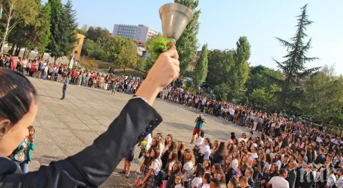 Въведоха дрескод в училище в Бургас - без клинове, анцузи и скъсани дънки