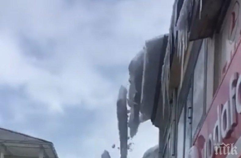 ЗРЕЛИЩНО: Огромно количество сняг се изсипа от покрив на месарница (ВИДЕО)