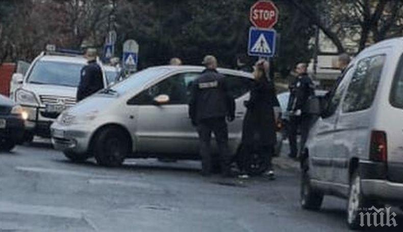 ОТ ПОСЛЕДНИТЕ МИНУТИ: Акция в Бургас, има арестуван - тарашат Мерцедес с жена зад волана