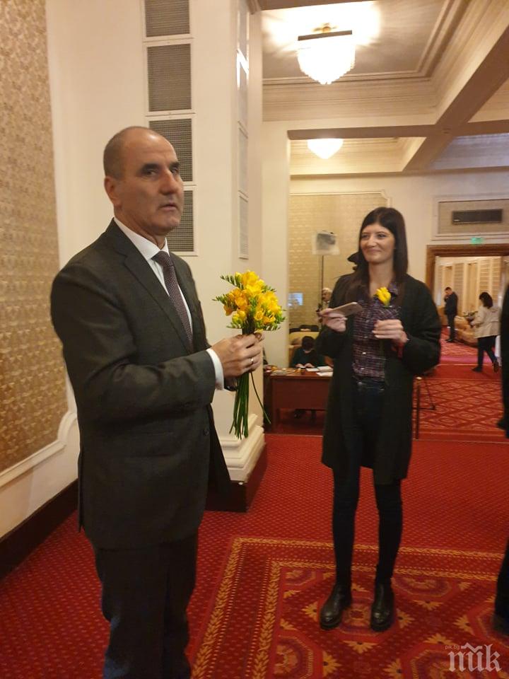 ПЪРВО В ПИК: Цветанов с кавалерски жест към дамите в парламента (СНИМКИ)