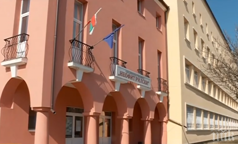 КЪДЕ СБЪРКАХМЕ?! Деца от Самоков ходят с ножове, боксове и палки на училище