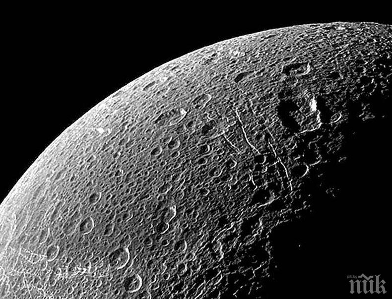 ГОЛЯМА МИСТЕРИЯ: Учени забелязаха странни резки върху повърхността на спътник на Сатурн