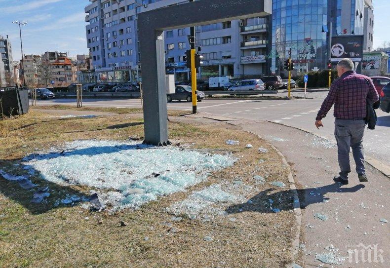 РАЗКРИТИЕ: Ето коя е фирмата с падналия билборд в София - пострадалият е все още с опасност за живота