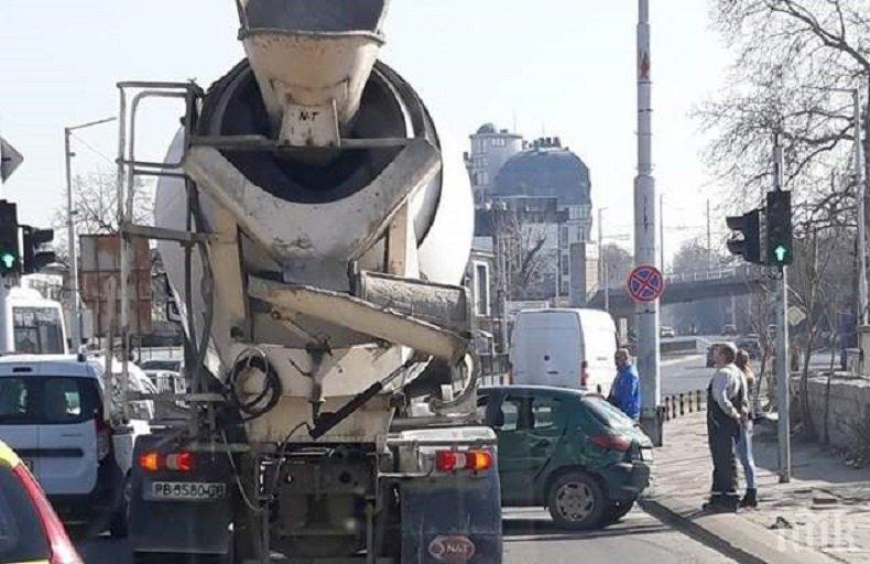 ТЕЖЪК УДАР: Бетоновоз премаза кола в Пловдив (СНИМКИ)