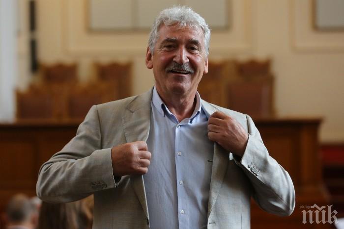 ЕКСКЛУЗИВНО В ПИК: Краси Велчев от ГЕРБ топ кавалер - стопли женските сърца с благотворителна честитка за 8 март (СНИМКИ)