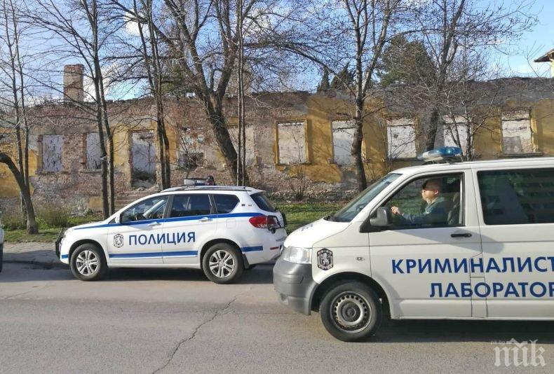 Откриха труп на ром в бившите казарми в Хасково (СНИМКИ)