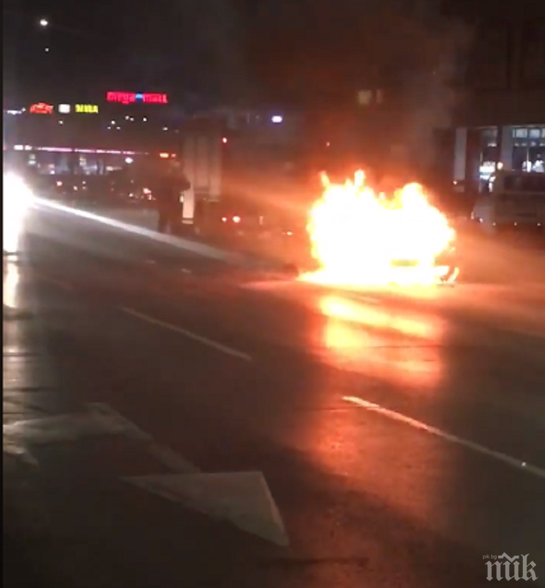 САМО В ПИК! Огнен ужас в Люлин - кола пламна на оживен булевард, на метри от бензиностанция (СНИМКИ)