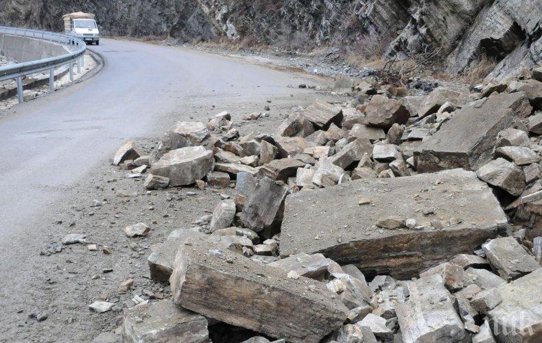 Опасност от падащи камъни дебне в Сливенско