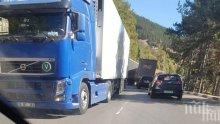 Аварирал тир заприщи пътя Монтана - Видин