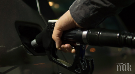 петролът продължава поскъпва