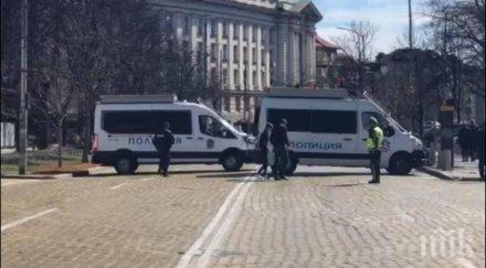 пик полиция блокира скандално центъра софия спират семейства деца заради еврейско събитие софиянци шок