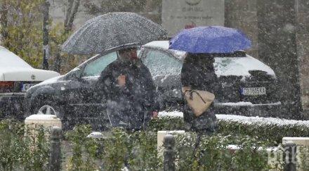 извънредно пик снежна виелица софия колите побеляха пътищата хлъзгави снимки