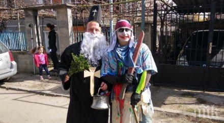 парцаливи кукери превзеха село снимка