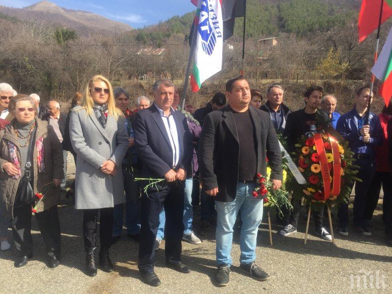 НФСБ почете паметта на жертвите от атентата при гара Буново (СНИМКИ)