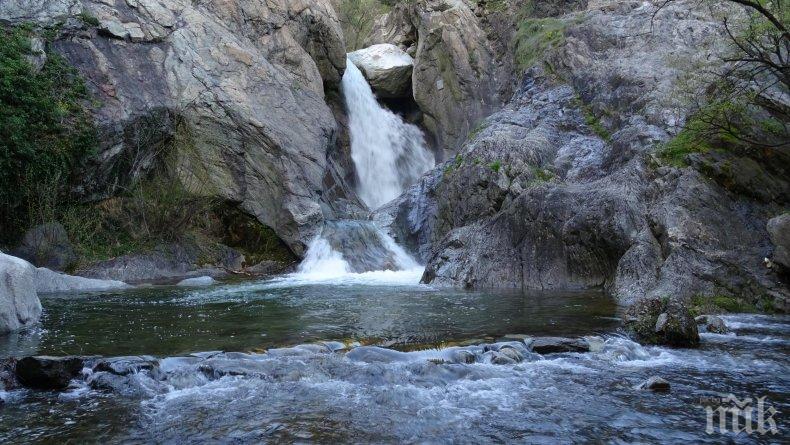 УЖАС: Петокласничка оцеля на косъм след падане от 9 метра във водопад край Карлово