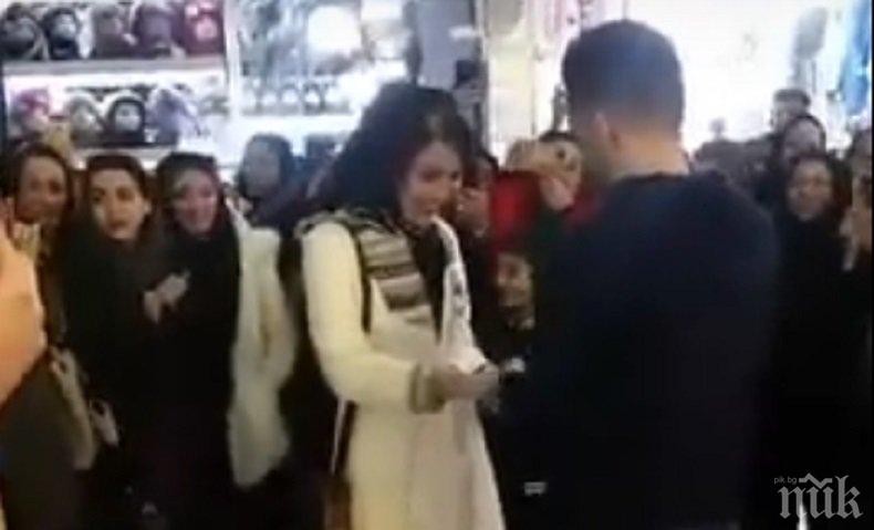 Закопчаха влюбена двойка в Иран заради предложение за брак в мол (ВИДЕО)