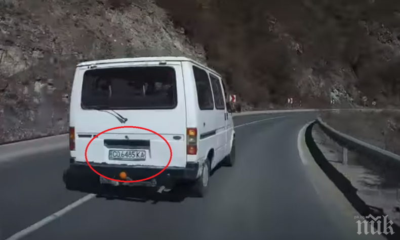 УБИЕЦ НА ПЪТЯ: Поредният джигит изпреварва на забранено и на завой (ВИДЕО)