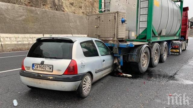 ОПАСНО МЕЛЕ: Кола се вряза в цистерна на Е-79 (СНИМКИ)