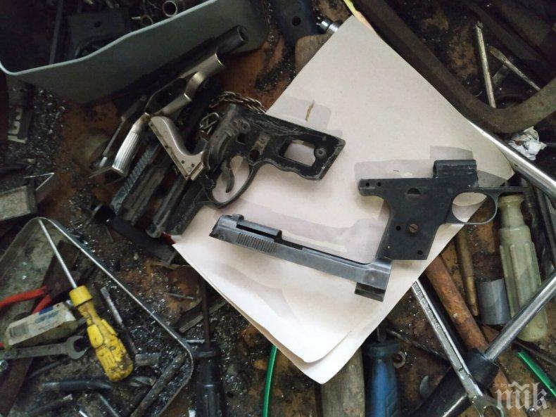 Грък къта в Благоевград граната, пистолети и патрони с менте разрешително