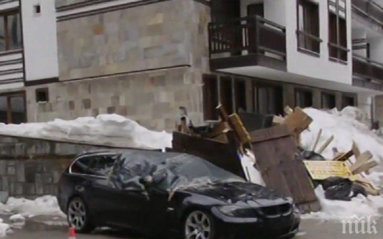 ТЕЖЪК ИНЦИДЕНТ: Снегът смачка 4 коли в Пампорово, по чудо няма жертви