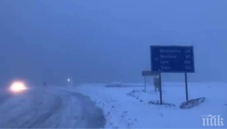 Юнски сняг изненада шофьорите в Източен Анадол