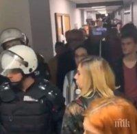 Граждански протести в Сърбия: Нахлуха в държавната телевизия (СНИМКИ)