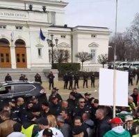 ПЪРВО В ПИК: Протест от 20 души напира да сваля кабинета, начело с Йоло Денев - скандално ругаят полицията (СНИМКИ)