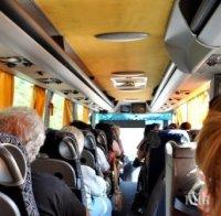 ШОК: Старец опипа дете в пълен автобус