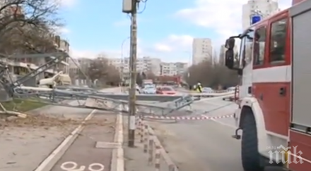 инцидент огромен кран стовари оживен булевард младост