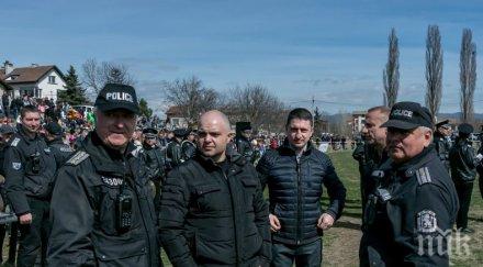 конни полицаи сдвр демонстрират майсторска езда снимки