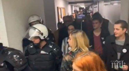 граждански протести сърбия нахлуха държавната телевизия снимки