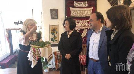 ръчно тъкани колани гайтани чорапи посрещат китайци костенец